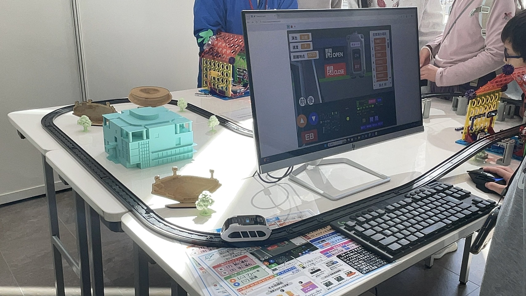 日本語のScratch画面と、線路を走るスマートトレイン