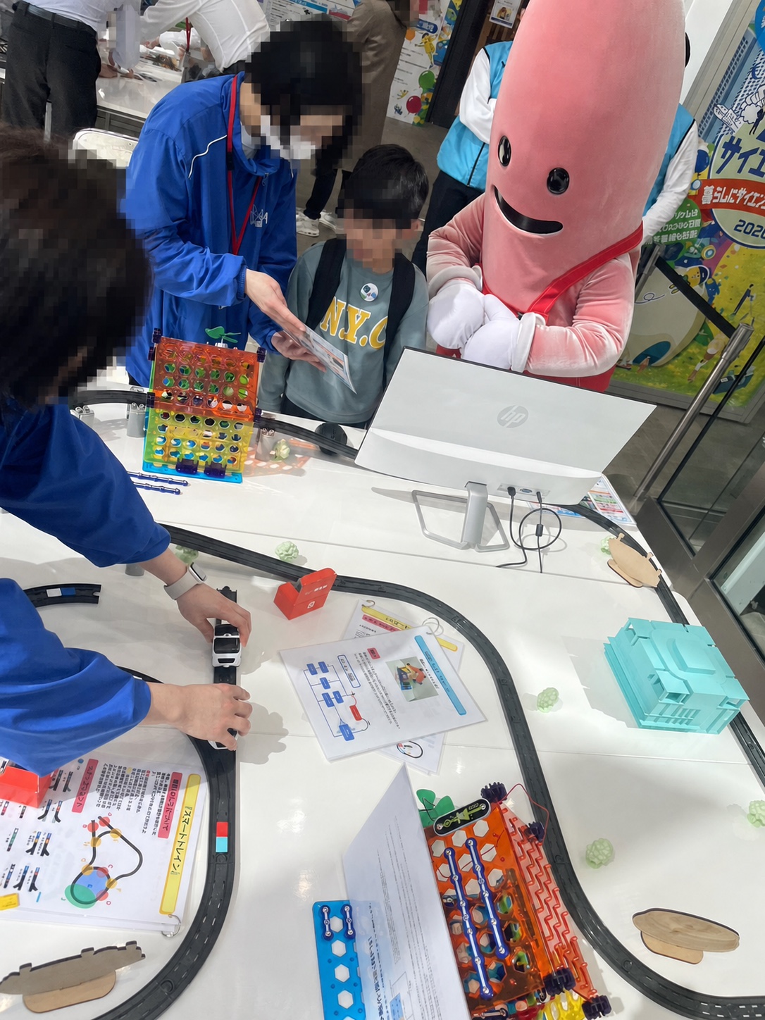 TEPIAのスタッフと参加者がスマートトレインを体験する様子