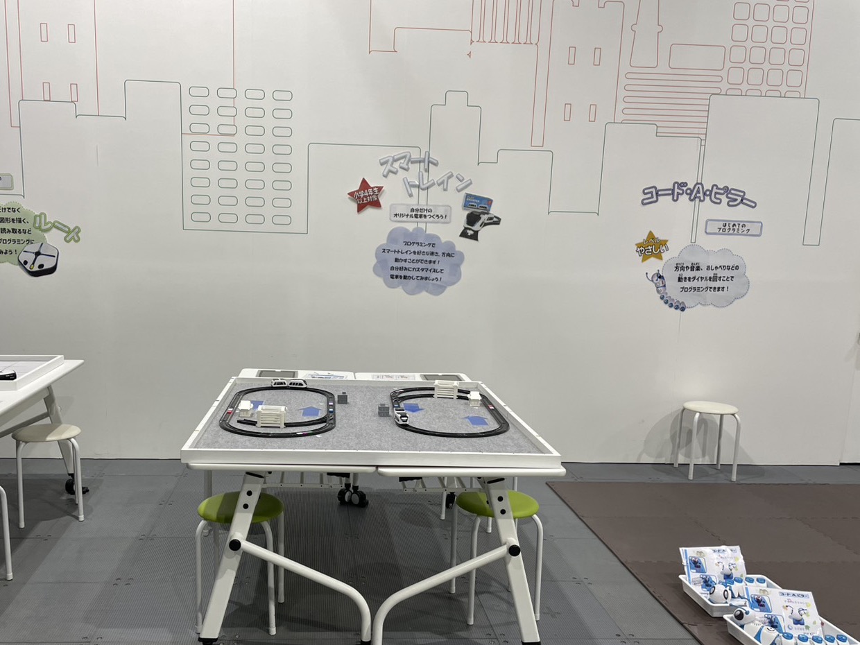 TEPIA先端技術館に設置されたスマートトレインの展示台